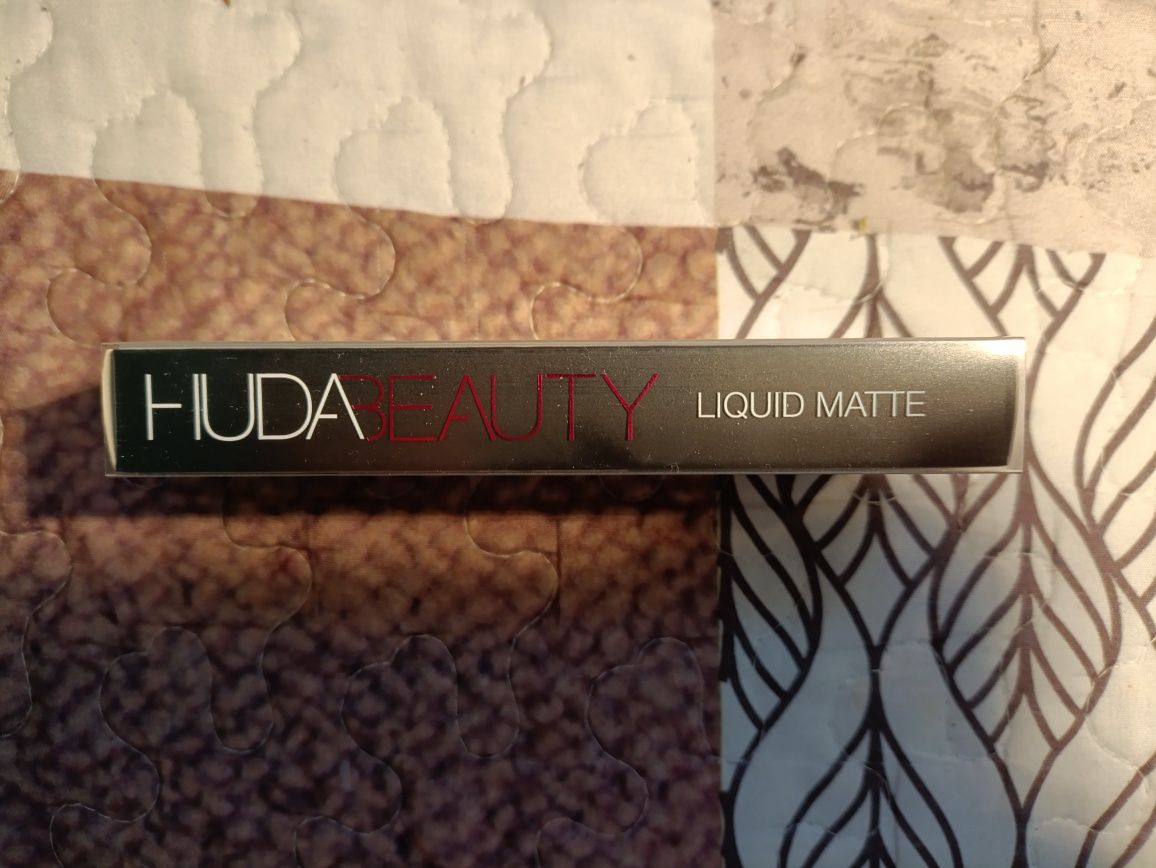Huda beauty Matowa pomadka kolor First Class