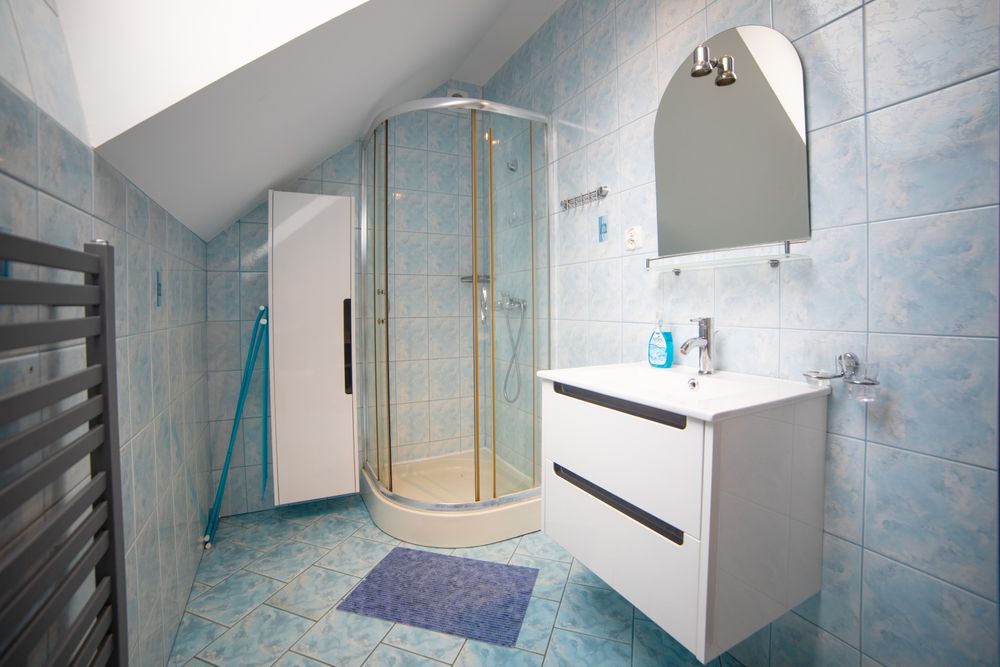 Pokoje z łazienkami i wyposażoną kuchnią w Chmielnie