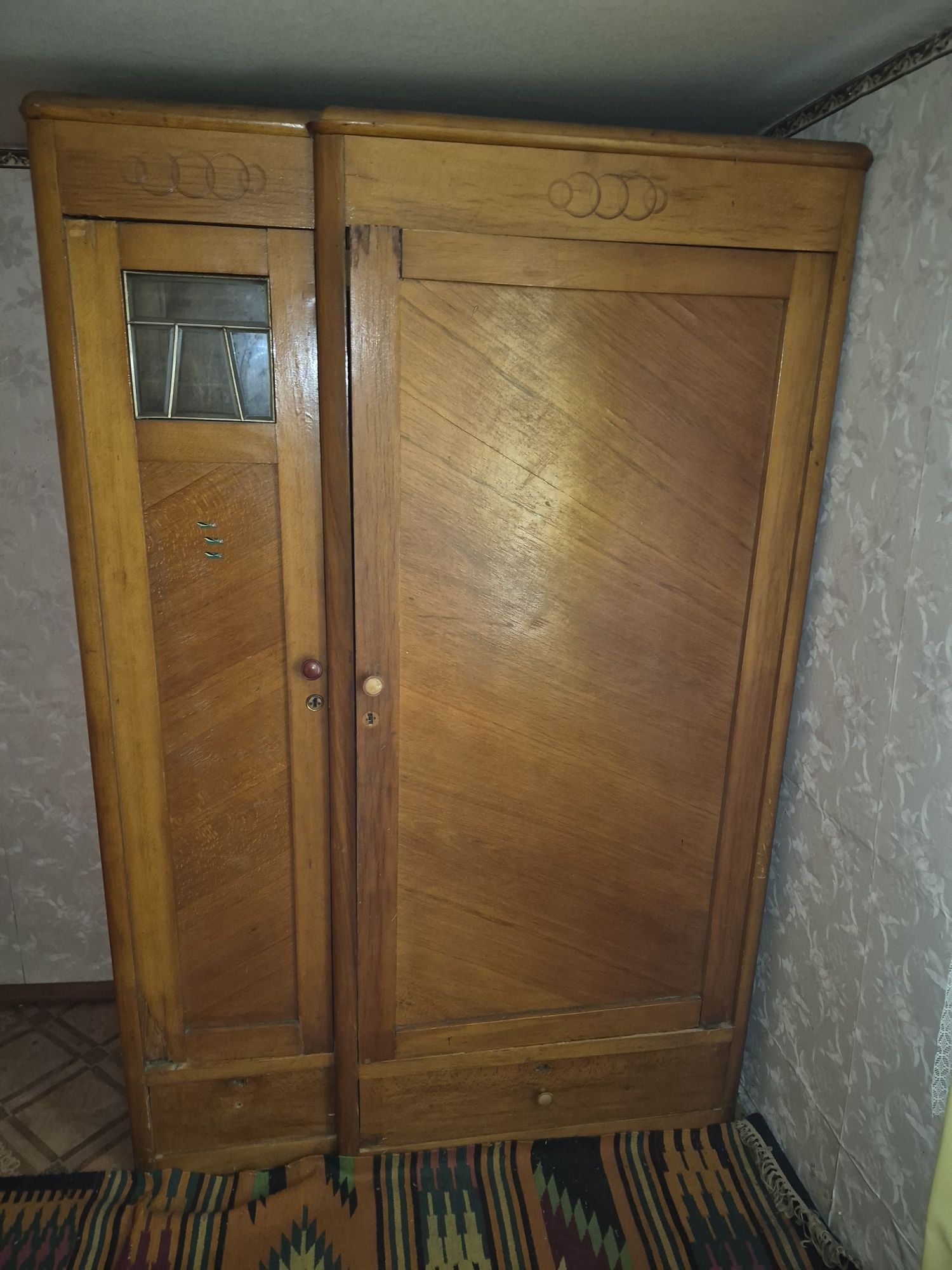 Шкаф лакований трьохдверний,раритетні шкафи