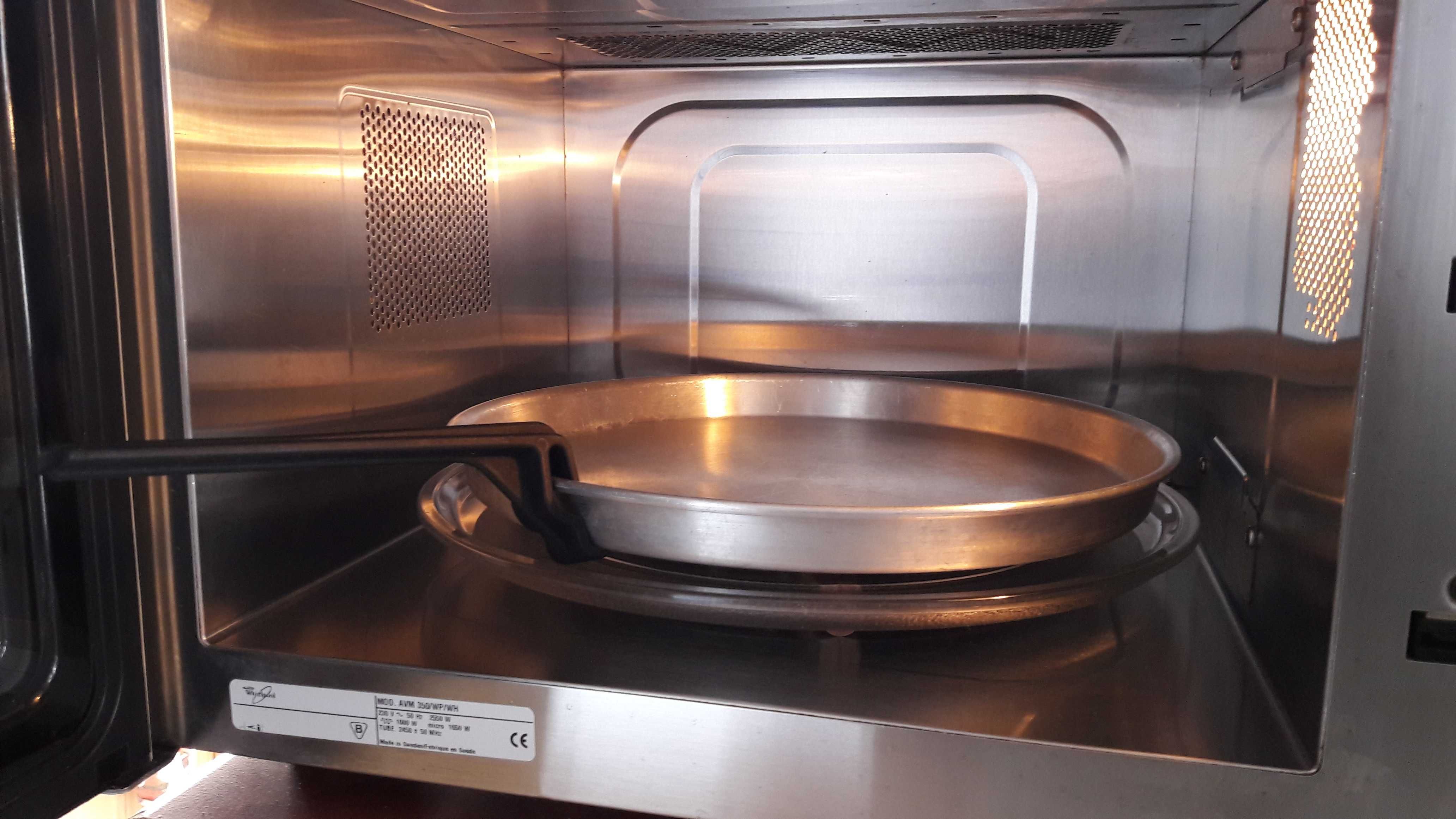 Sprzedam kuchenkę mikrofalową firmy Whirlpool model AVM 350
