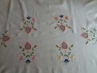 Biały bawełniany ręcznie haftowany obrus o wymiarach 130x165 cm