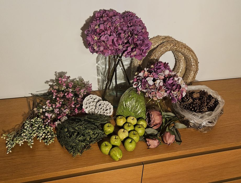 Sztuczne kwiaty, mech, szyszki, ozdoby florystyczne