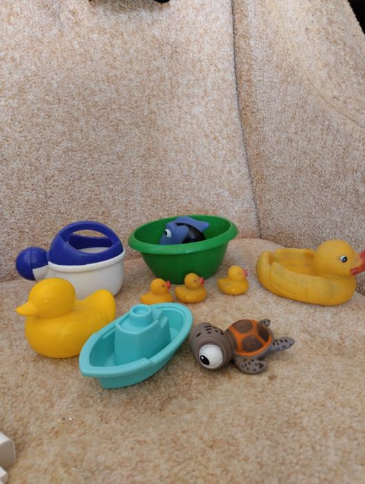 Игрушки для купания малыша