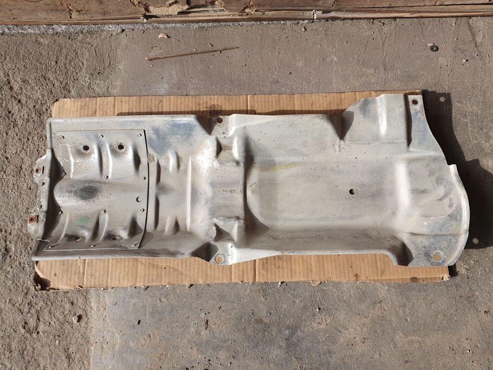 BMW  E30 Izolacja Termiczna Tłumika Wydechu Osłona Tunelu Środkowa