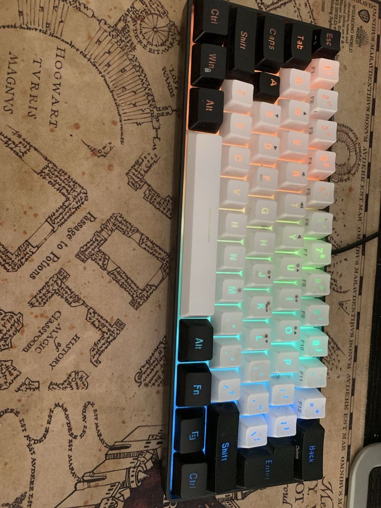Teclado gamer em bom estado 60%