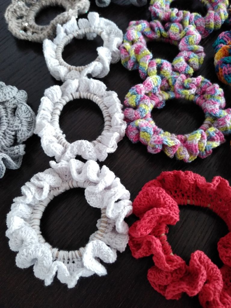 Gumka do włosów typu scrunchie na szydełku