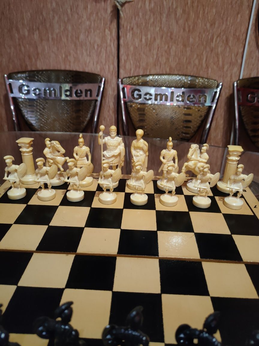 Комплект с красивыми фигурами шахматы. Рим римляне Доска 40х40 см.