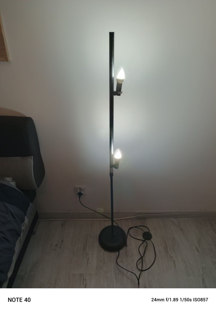 Duża lampka podłogowa