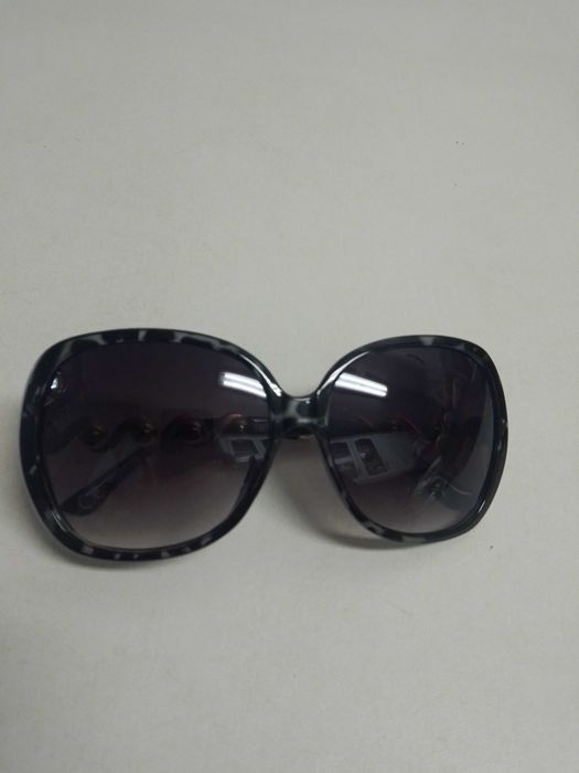 Óculos de sol com pérolas laterais