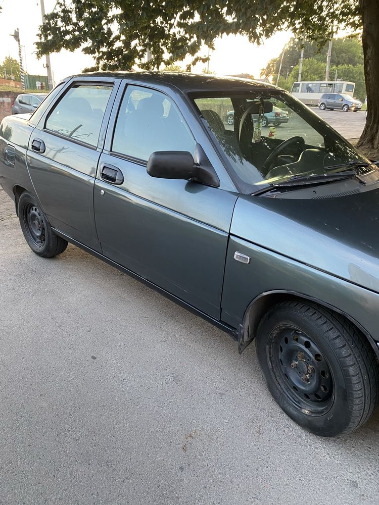 Продаєця ваз 2110