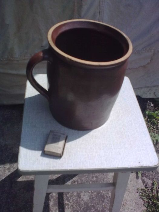 Stary garnek gliniany pęknięty. PRL. Starocie