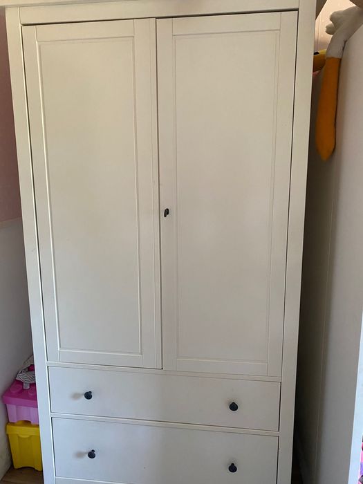 Biała szafa Ikea hemnes