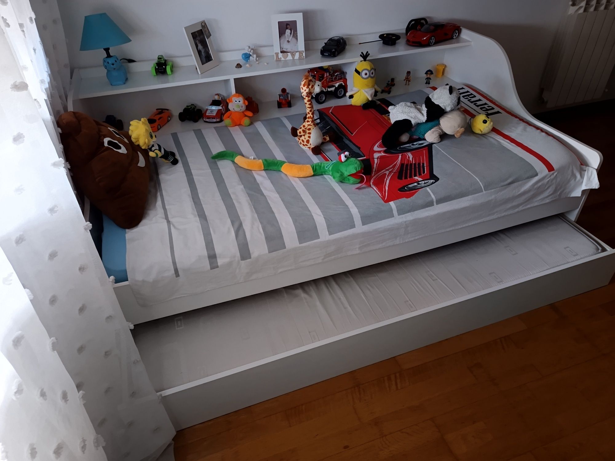 Cama com gaveta e prateleiras