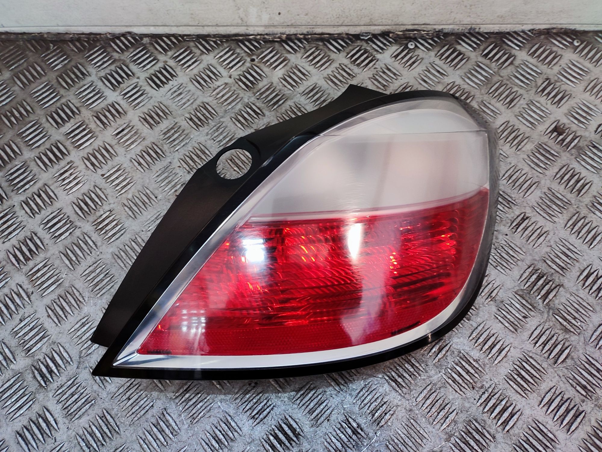 Opel Astra III H hatchback 5d lampa prawa prawy tył tylna