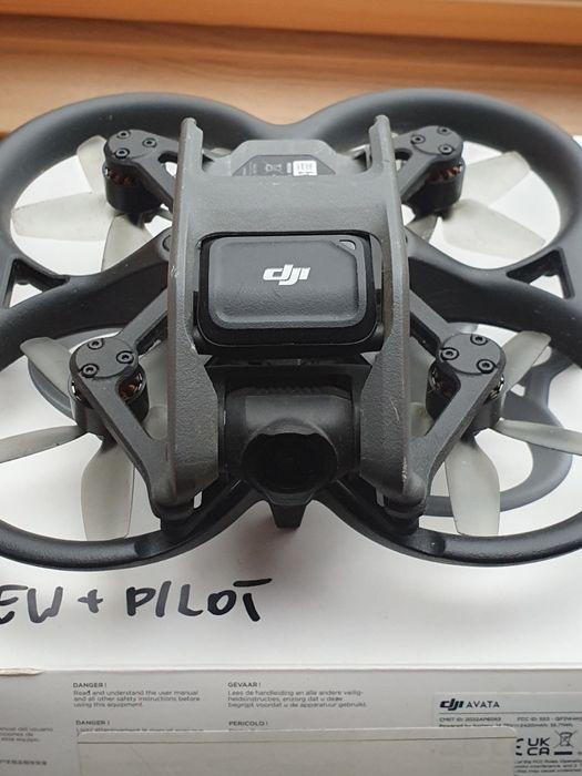Dron Dji Avata + motion controller, lata, kameruje, ląduje