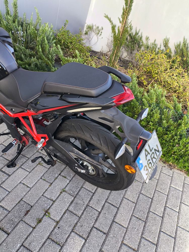 Benelli 125 como nova