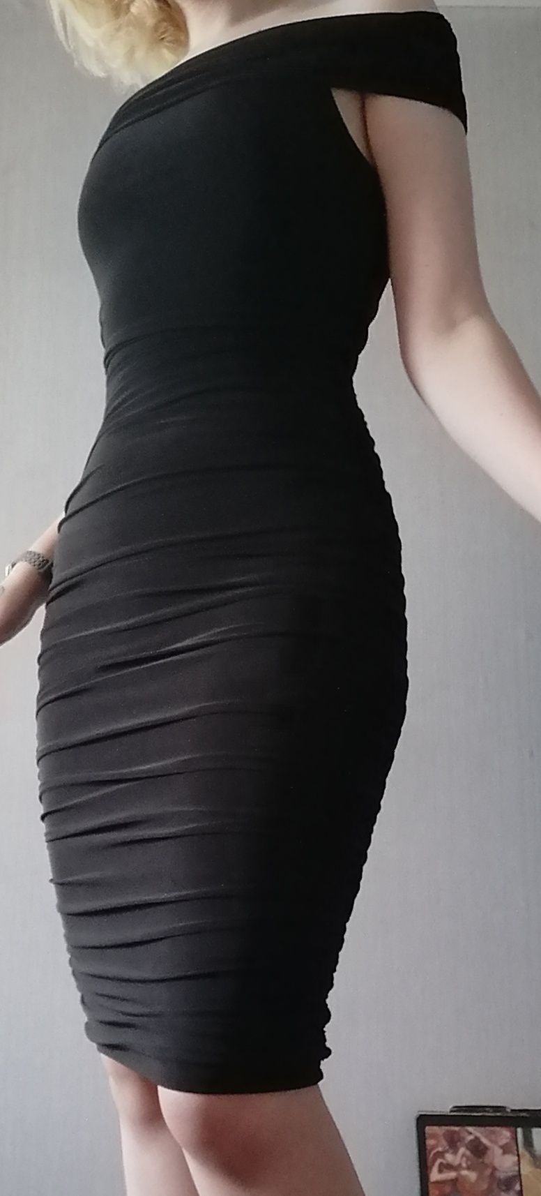 Чорна сукня в складку
