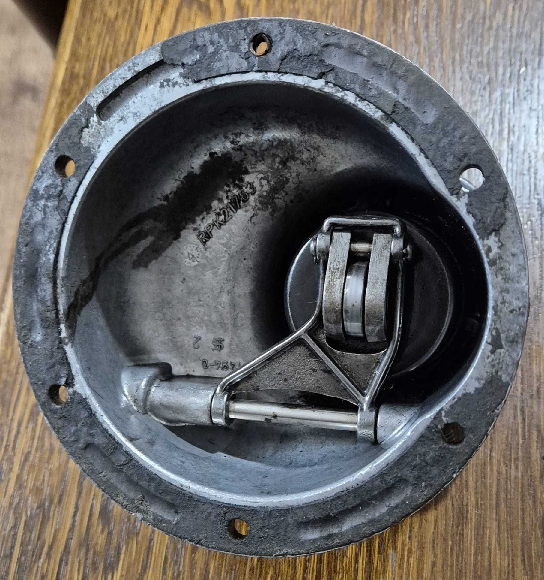 VACUUM POMPA MERCEDES BENZ W123 (75-86r.) Diesel Oryginalna PIERBURG