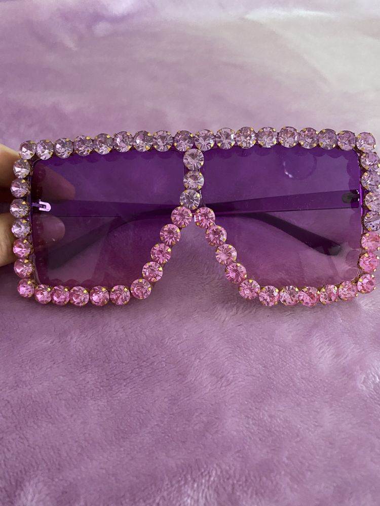 Okulary różowo-fioletowe.