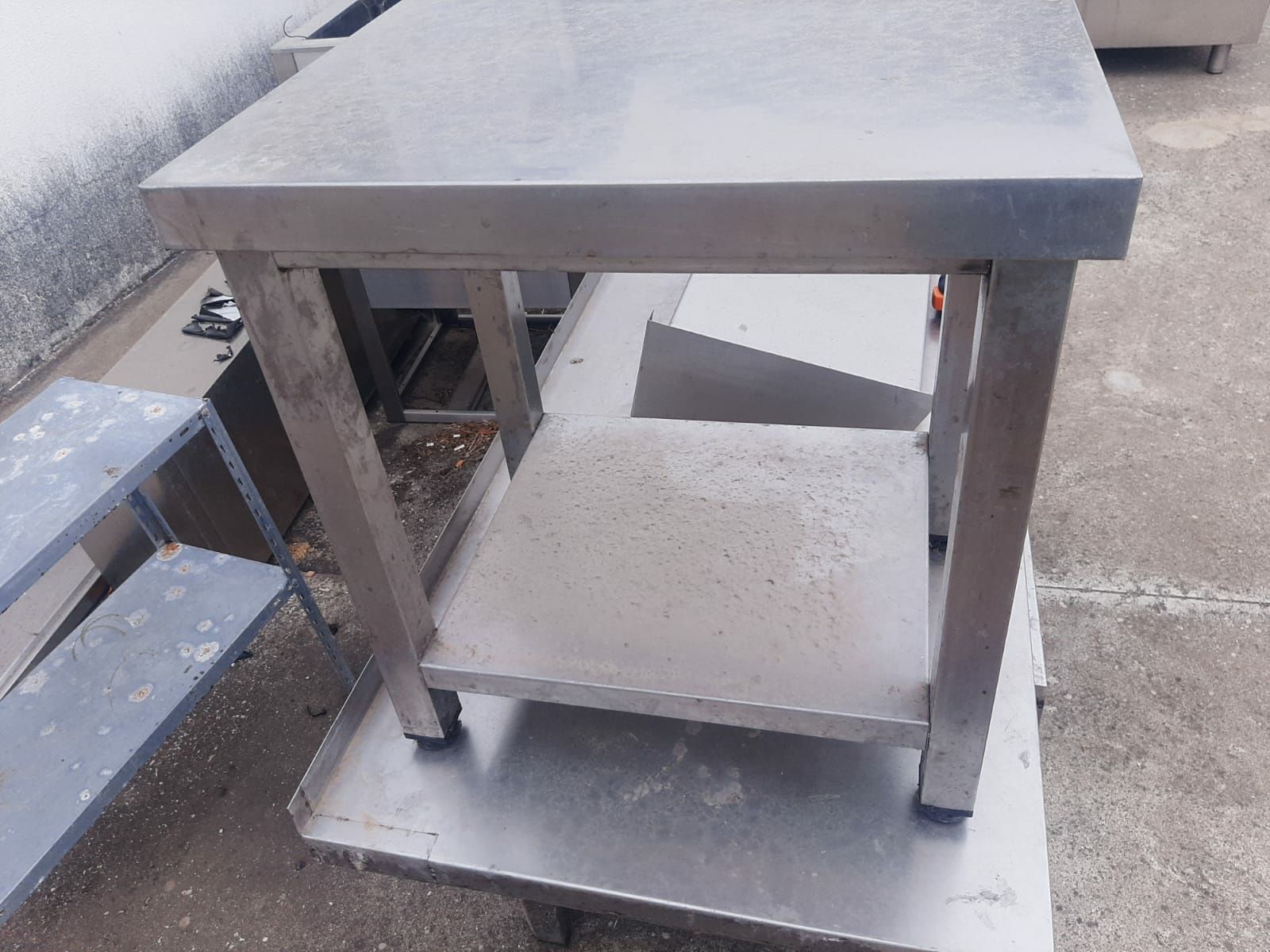 Pequena Mesa , bancada ou apoio em inox