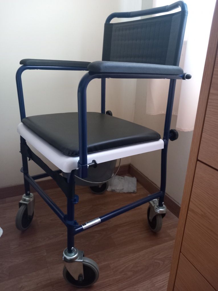 Cadeira com bacia para necessidades fisiológicas