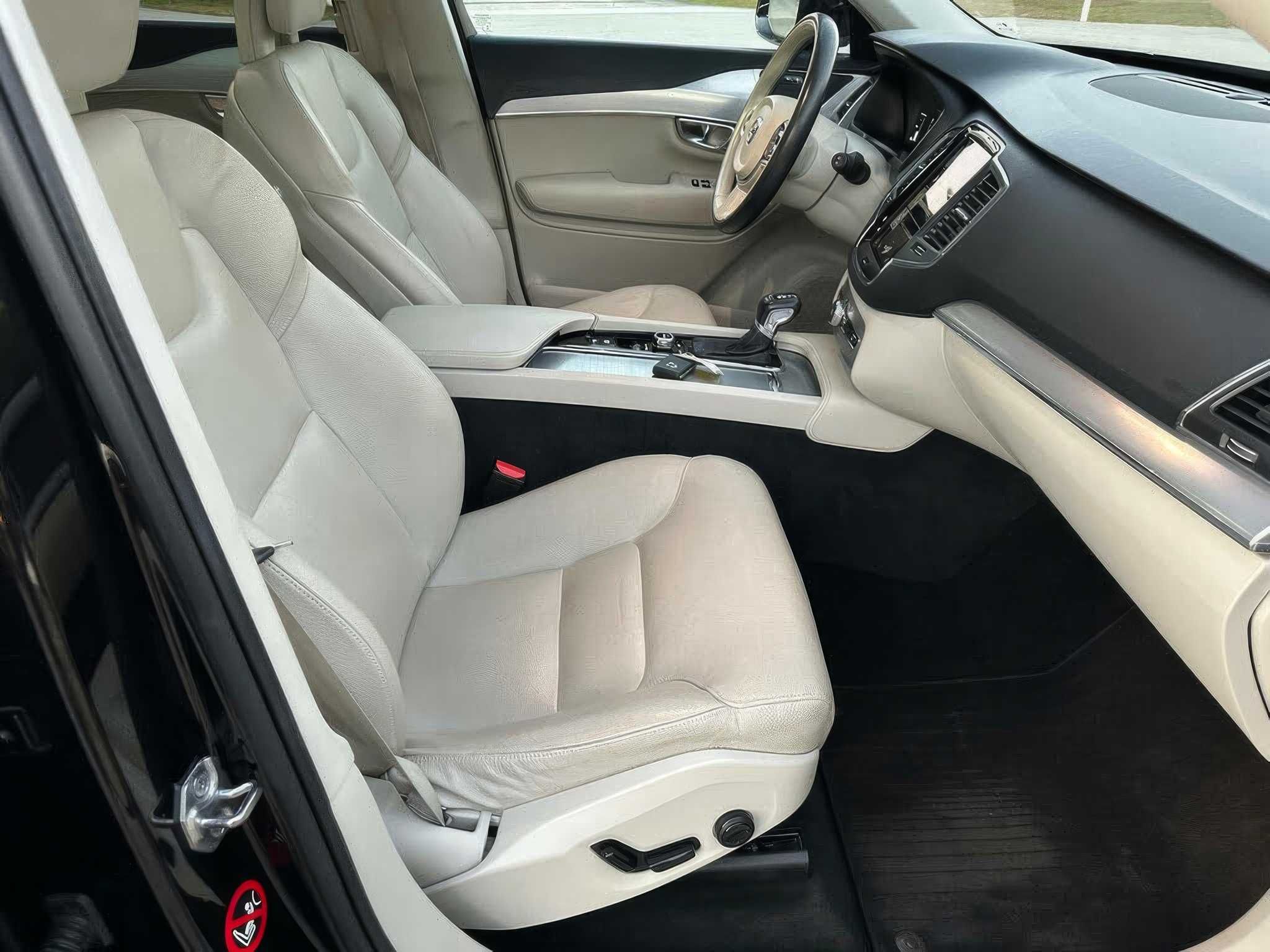 2017 Volvo XC90 T5 Momentum