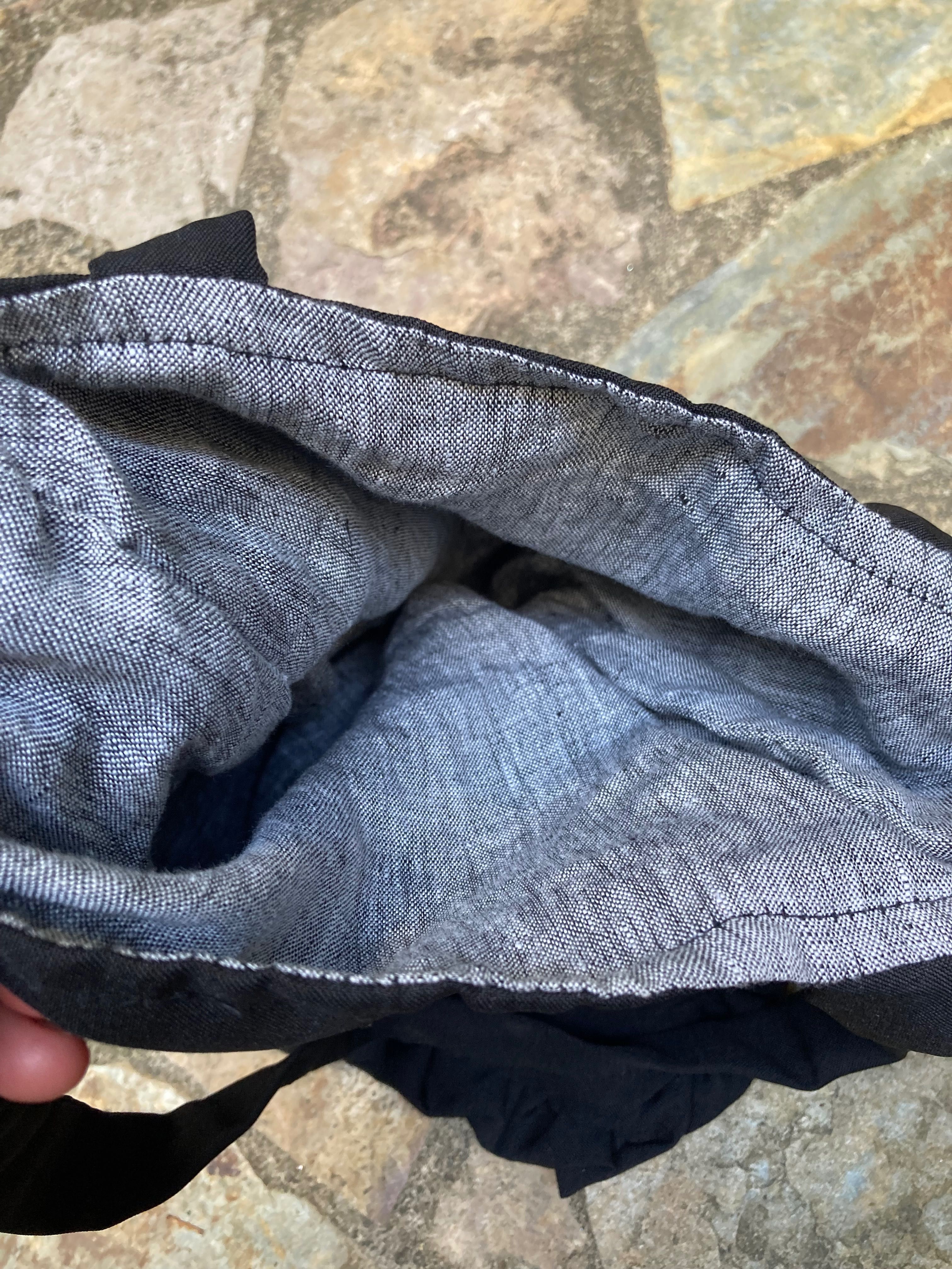 saco preto com folhos feito à mão
