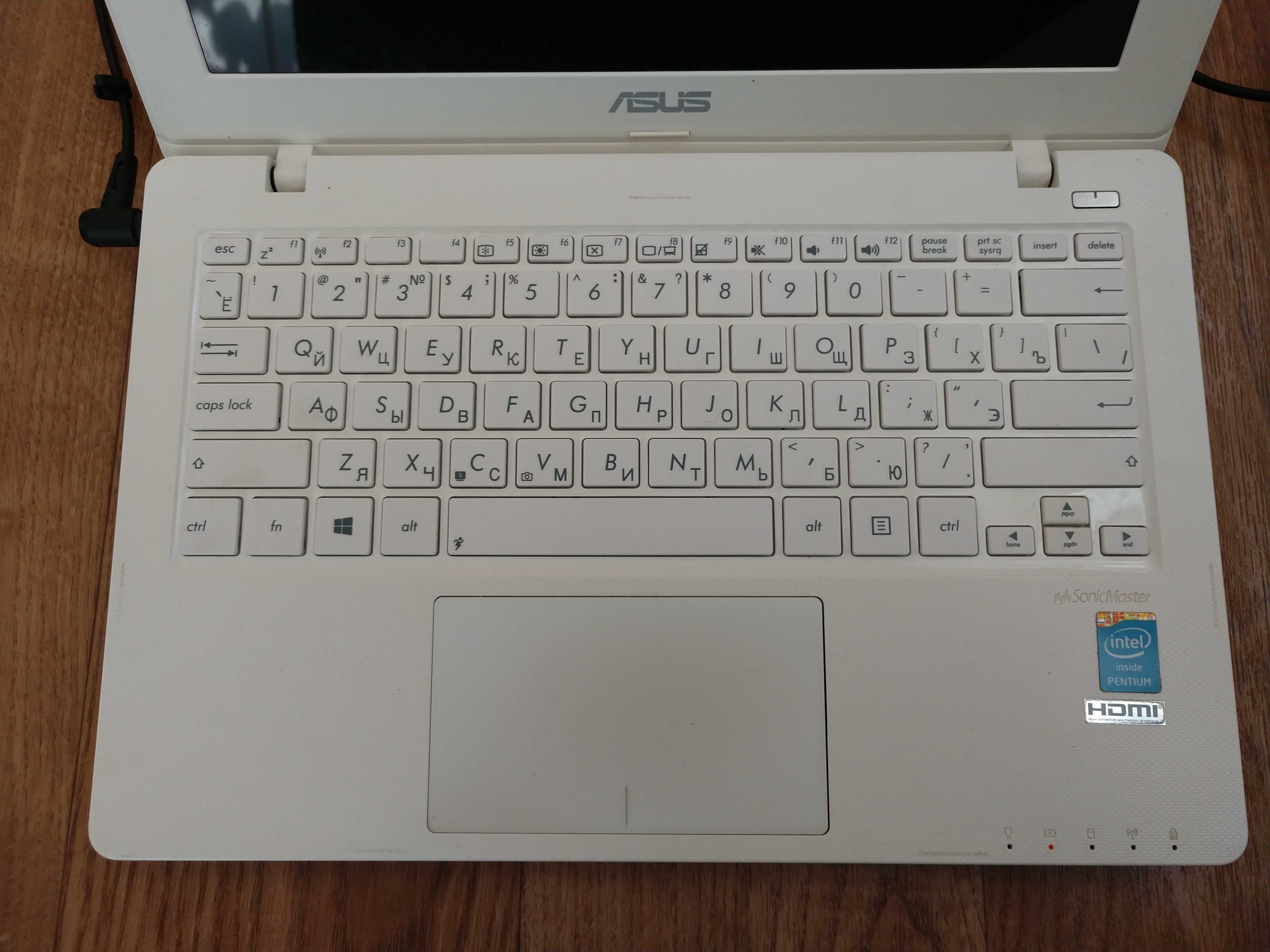 Ноутбук нетбук asus x200 (4 ядра ссд)