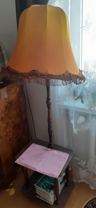 Lampa stolikowa z abażurem miodowym