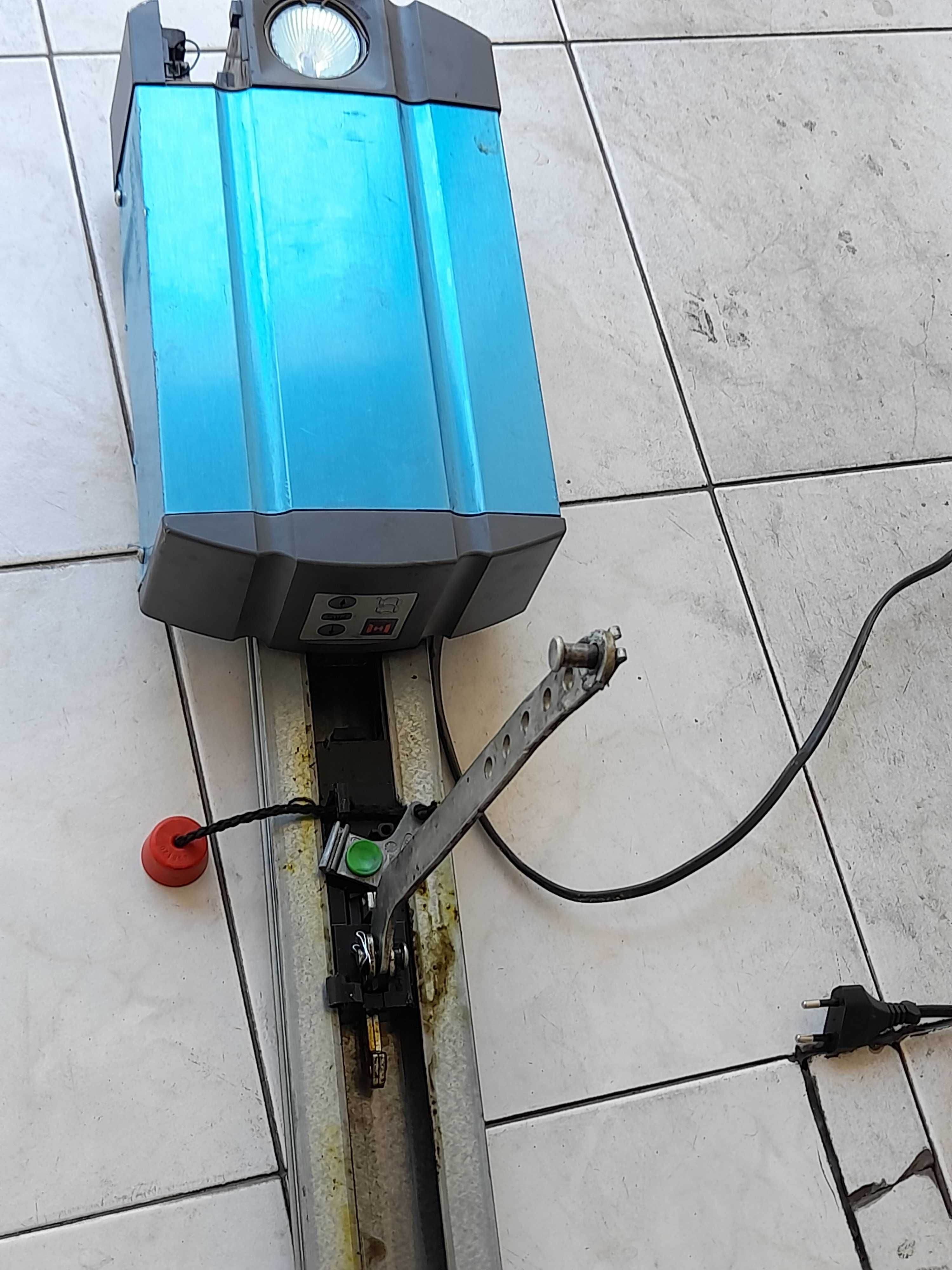 Motor  portão, com calha, e corrente para reparar ou peças.