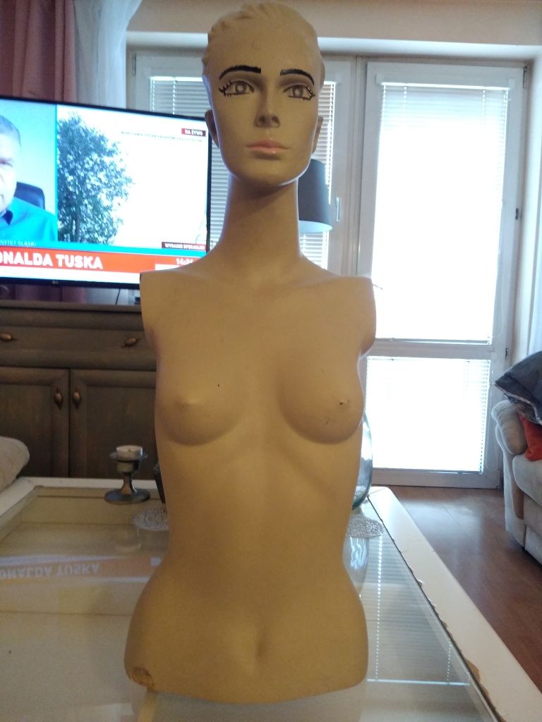Manekin z głową na ubrania