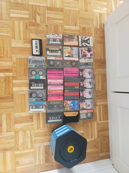 Kasety magnetofonowe wraz z stojakiem na przechowywanie lata 80 -90
