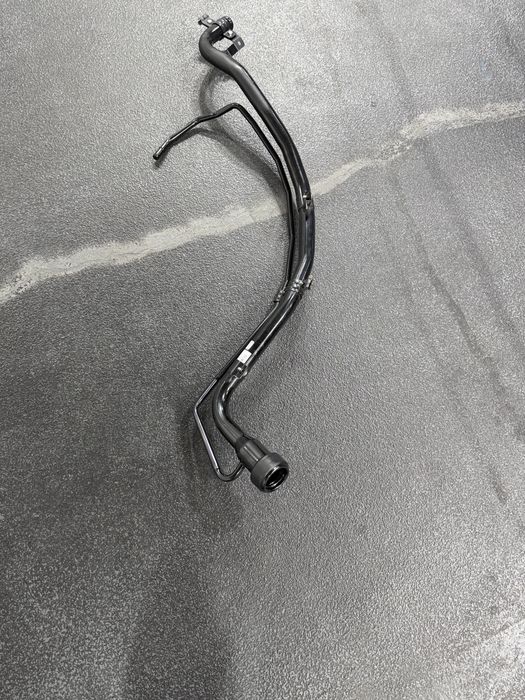 горловина заливна паливного баку на Рав4