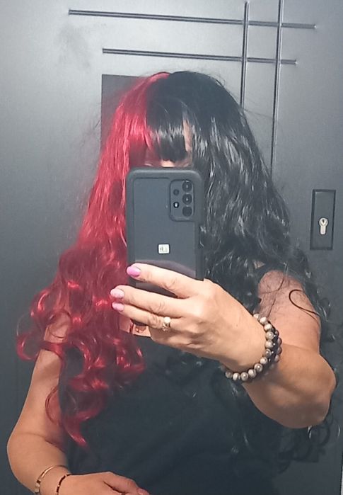 Peruka syntetyczna czerwone czarne długie włosy falowane cosplay