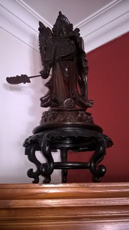 Estátua em madeira de cedro