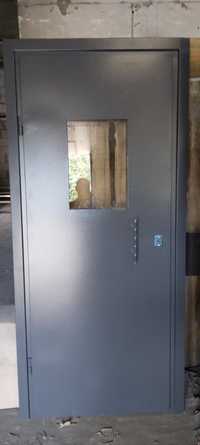 Железные входные двери в подъезд/тамбур со стеклом от производителя