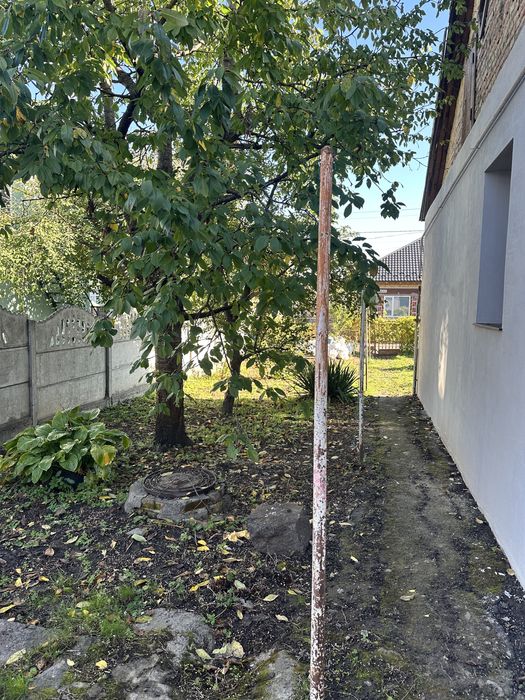 Половина цегляного будинку, з власною ділянкою