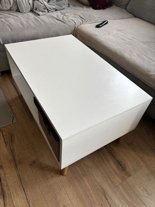 Stolik kawowy biały 80x50 bialy z drewnianymi nóżkami jak nowy Agata