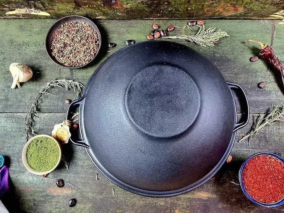 Казан чавунний узбецький об`ємом 8 л WOK із кришкою-сковородою гриль