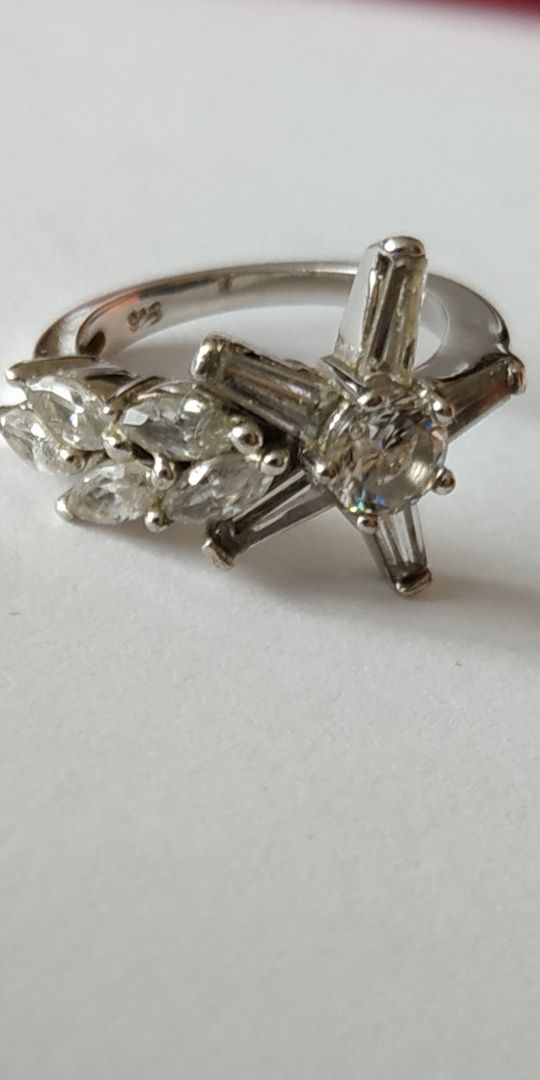 Srebrny unikatowy pierścionek z cyrkoniami srebro