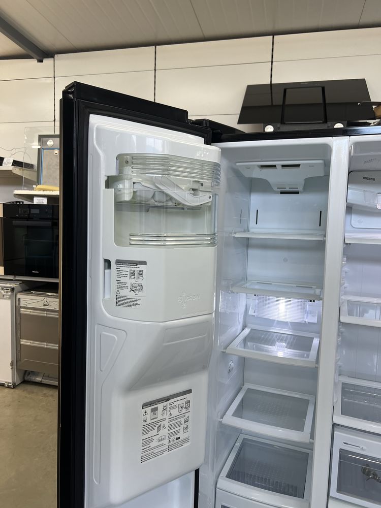 Холодильник Side-by-side чорного кольору Smeg SS 55 PNL1