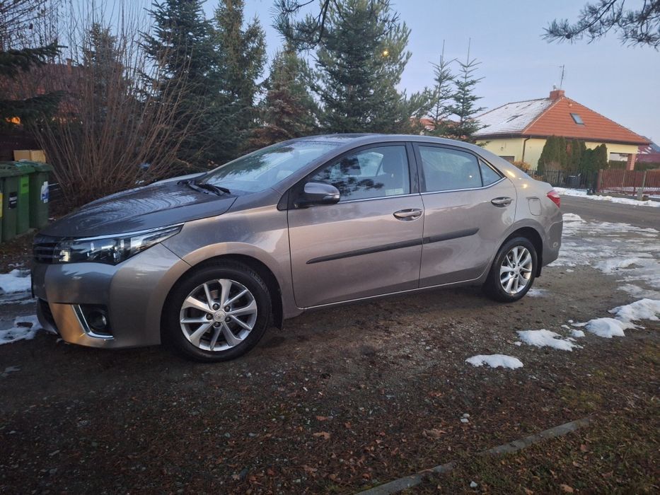 Sprzedam - Toyota Corolla 1.6 benzyna, nawigacja, niski przebieg