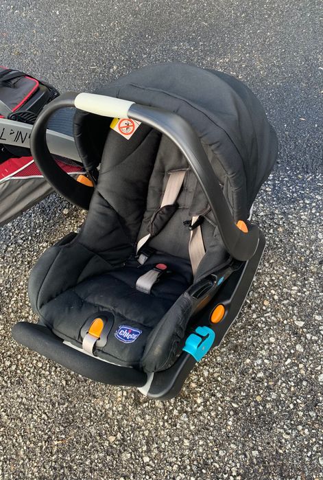 Carrinho de bebé p irmãos em idades próximas.