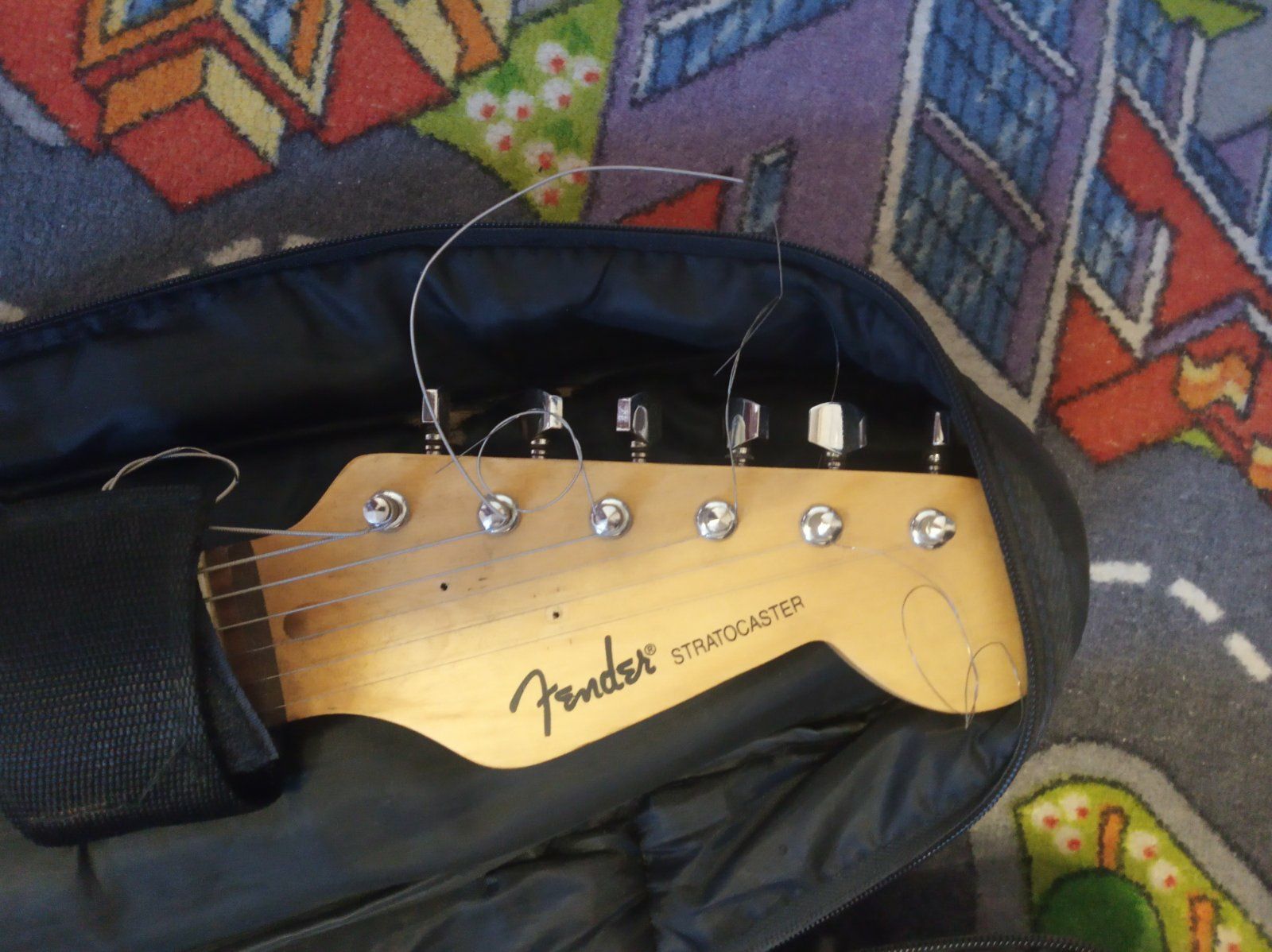 Электрогитара Fender Stratocaster, чехол, подставка, ремни