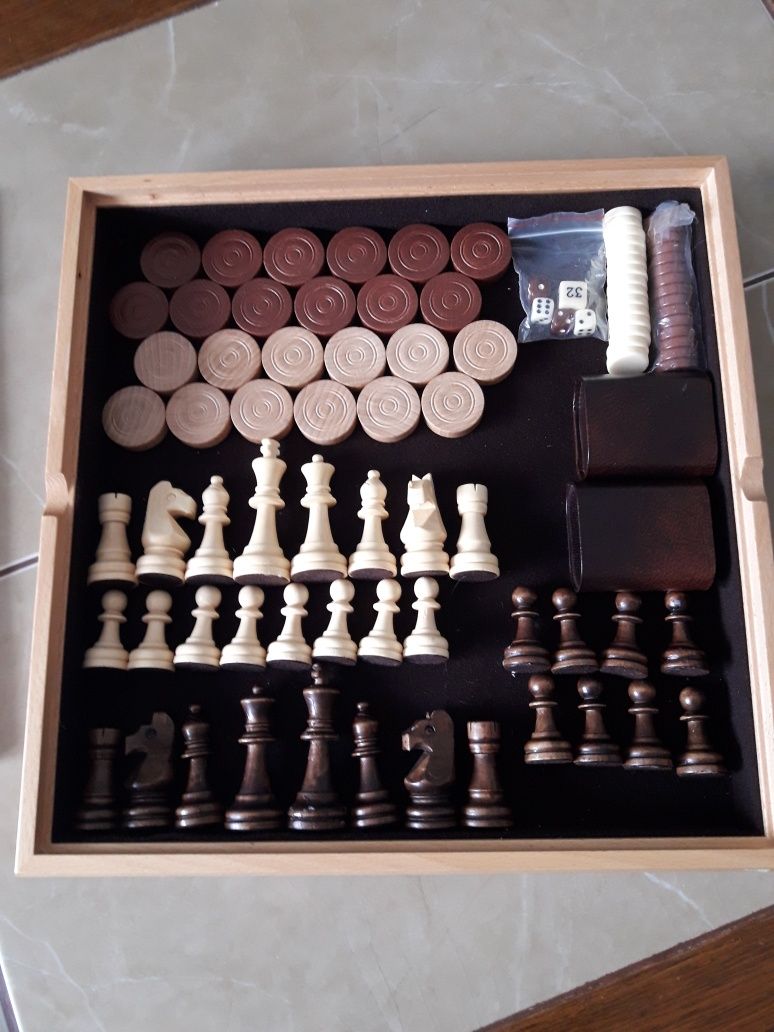 Szachy, warcaby, backgammon, kości - zestaw czterech gier