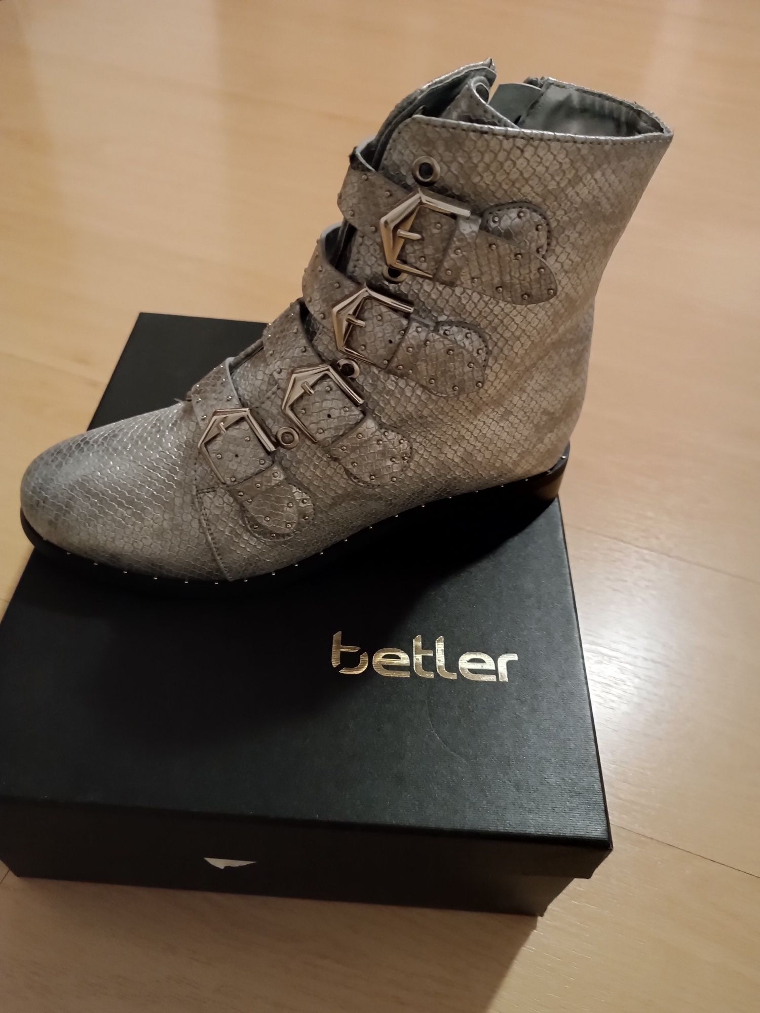 Buty srebrne Betler