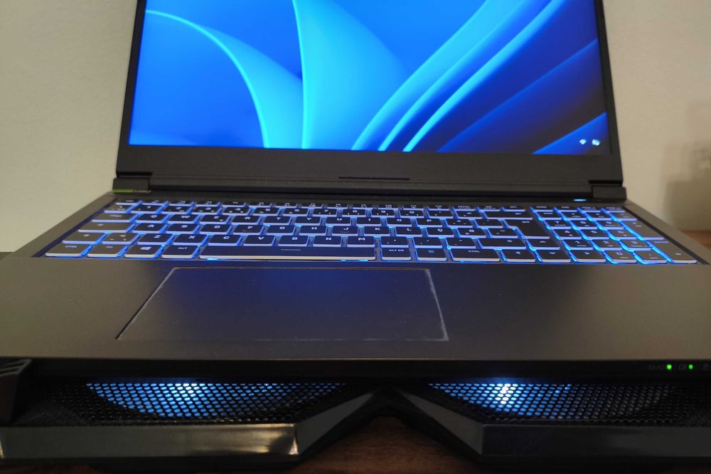 XMG FOCUS 15 (portátil gaming RTX 4070)