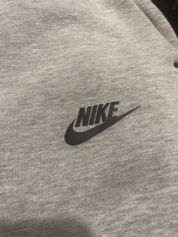 Calças Nike Tech cinza