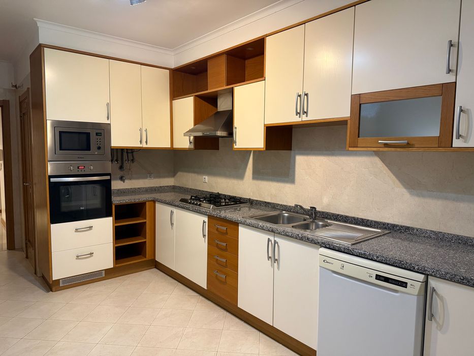 Cozinha Usada Mobilada Completa, com Eletrodomésticos a Bom Preço!