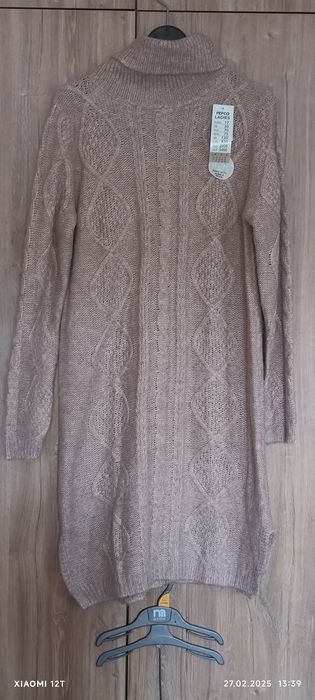 Sukienka sweterkowa z golfem